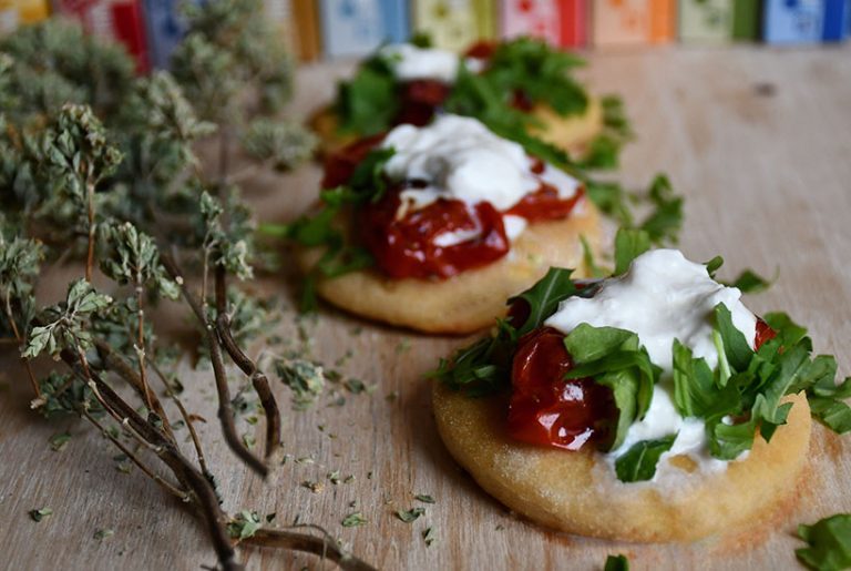 focaccine con pomodorini confit stracciatella di bufala e rucola presentazione