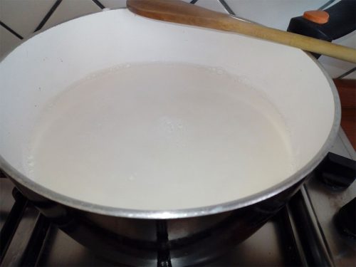 preparazione del formaggio di capra