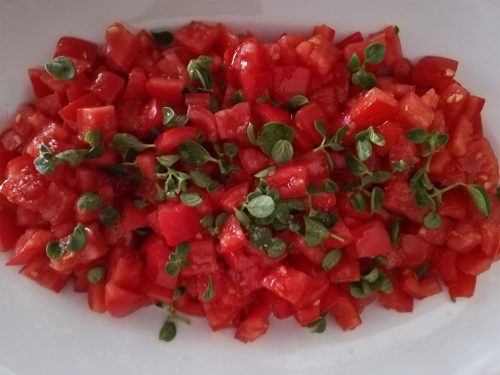 pasta patate e rucola pomodori e origano