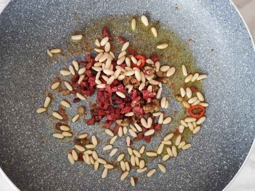 scàmmaro e fagiolini aggiunta di olive e pinoli